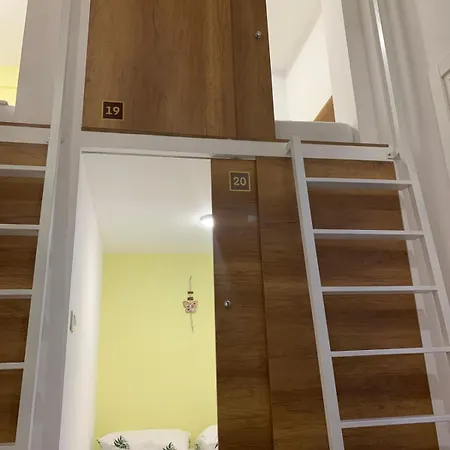 Kapsul Capsule hotel *