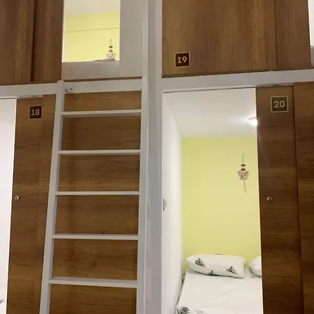 Kapsul 胶囊旅馆 *