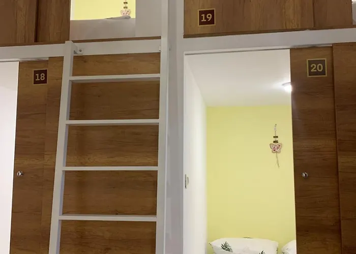 Kapsul カプセルホテル *