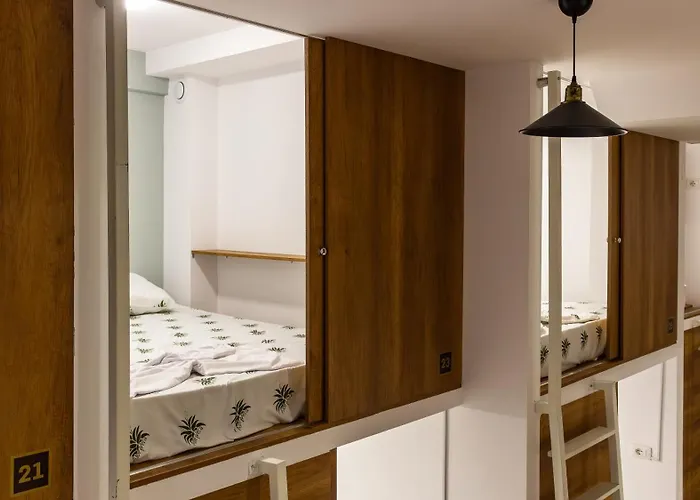 Kapsul カプセルホテル *